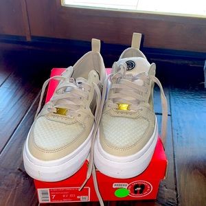 Nike country vision alta txt tennis shoes